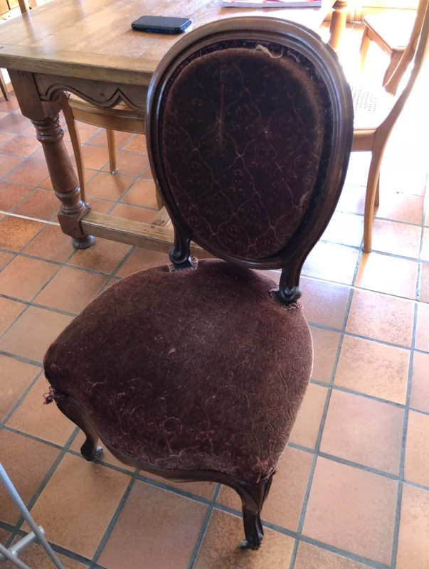 fauteuil médaillon rouge avant