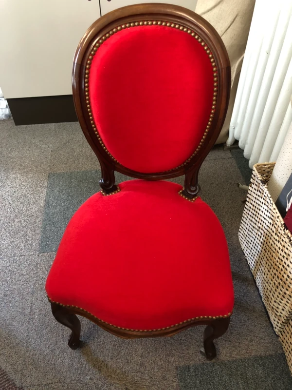 fauteuil médaillon rouge