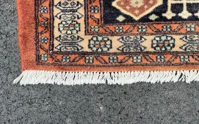 Rénovation des franges d&rsquo;un tapis du Pakistan