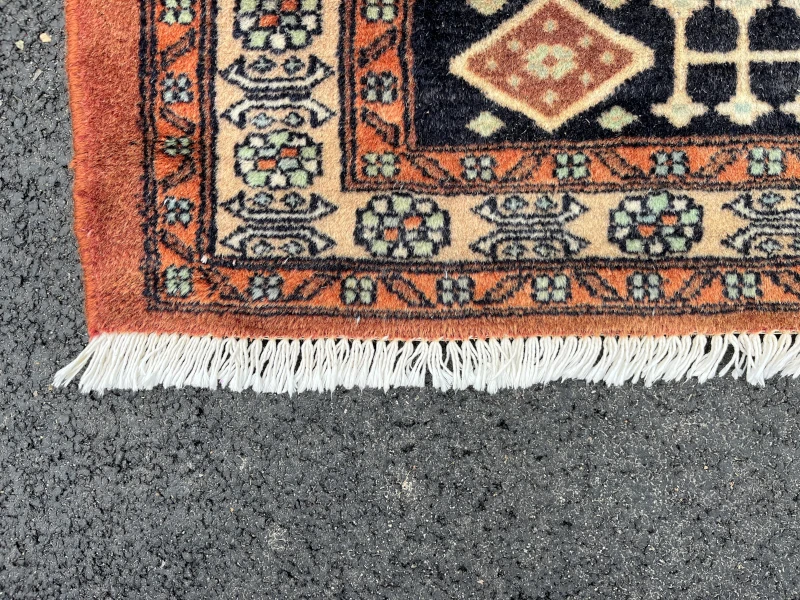rénovation des franges d'un tapis du Pakistan après