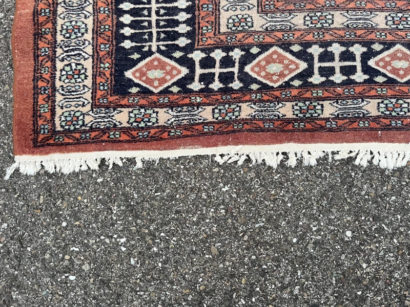 rénovation des franges d'un tapis du Pakistan
