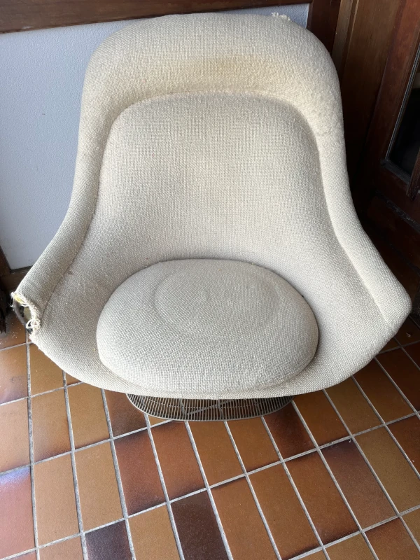 Fauteuil Warren Platner avant restauration, tissu usé 